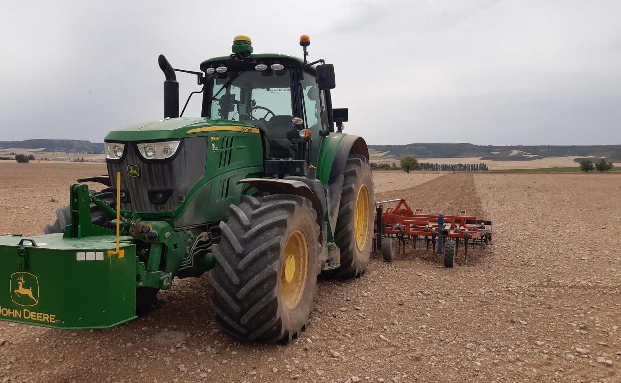 Preparación de la tierra para sembrar colza en un terreno de la provincia de Valladolid.