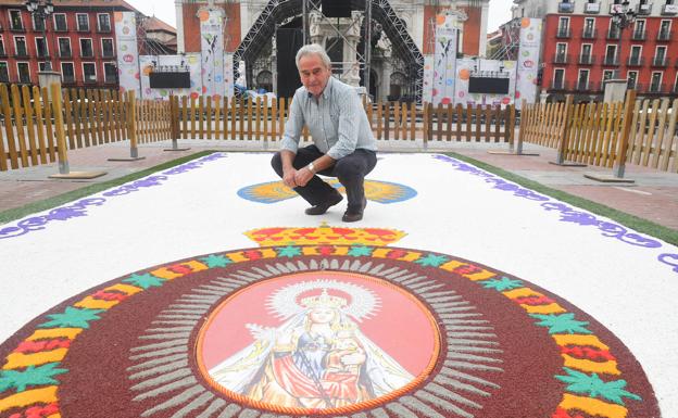 José Antonio González Gerbolés posa en la alfombra floral instalada en la Plaza Mayor.
