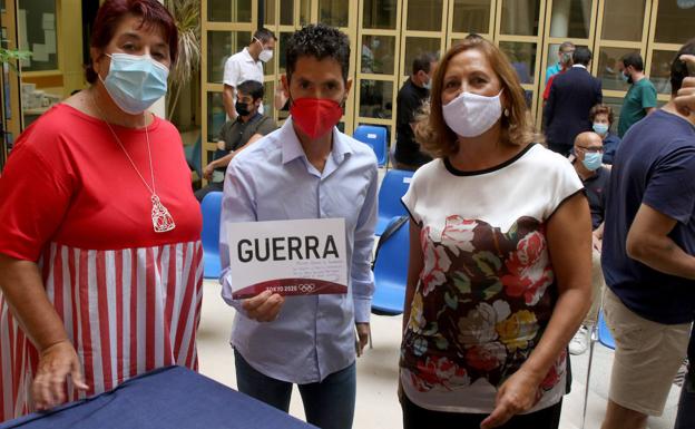 Javi Guera, junto a Clara Luquero y Marian Rueda, durante la recepción en el Ayuntamiento.