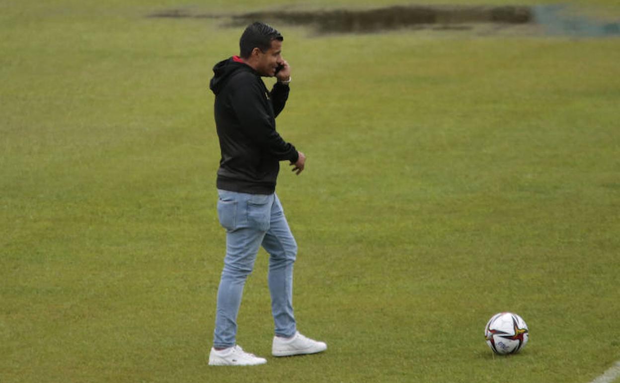 El director general del Salamanca UDS, Rafa Dueñas, en el césped del estadio Helmántico.