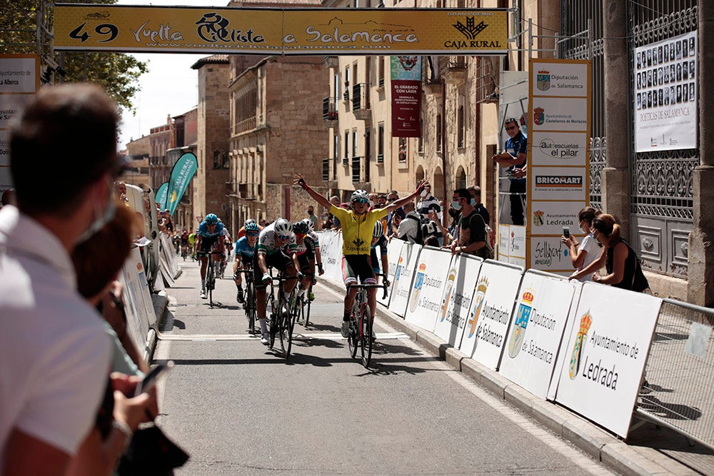 Etapa y maillot amarillo para Vinicius en la última etapa de la Vuelta a Salamanca