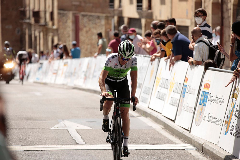 Etapa y maillot amarillo para Vinicius en la última etapa de la Vuelta a Salamanca