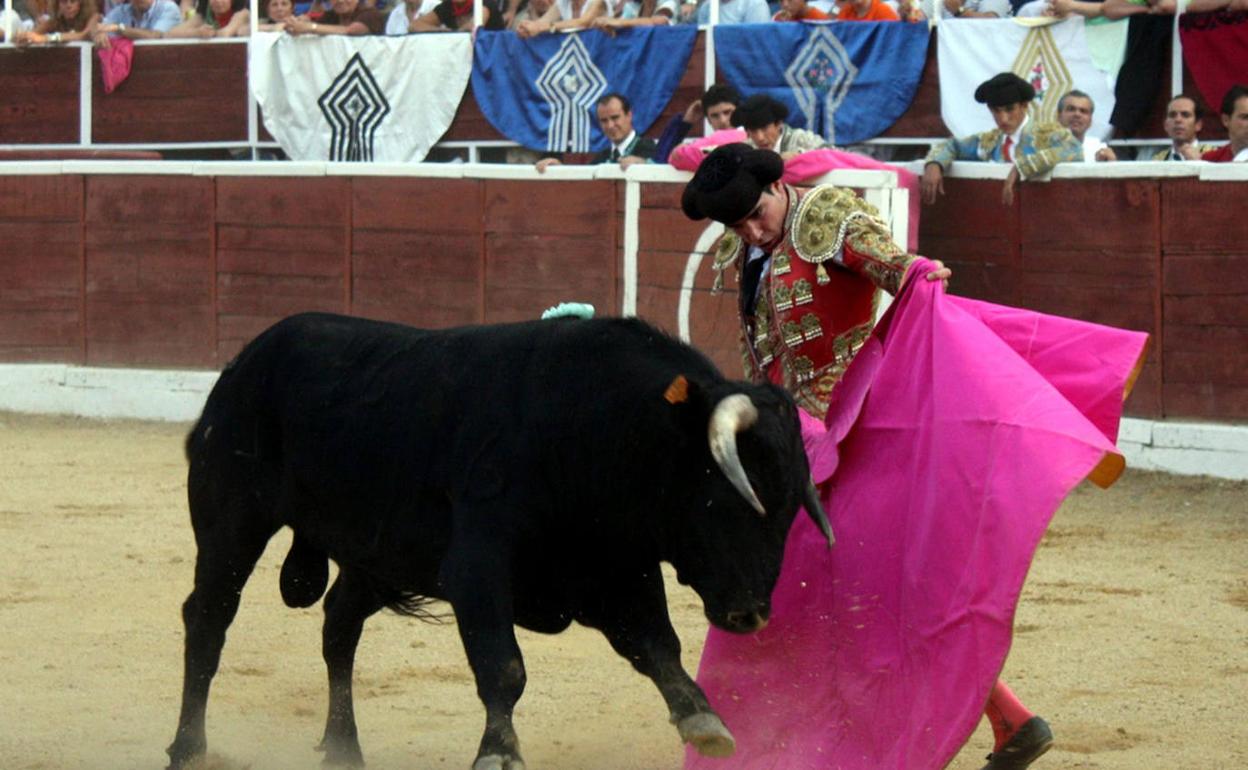 Mmomento de una anterior corrida de toros en la plaza de Nava de la Asunción.