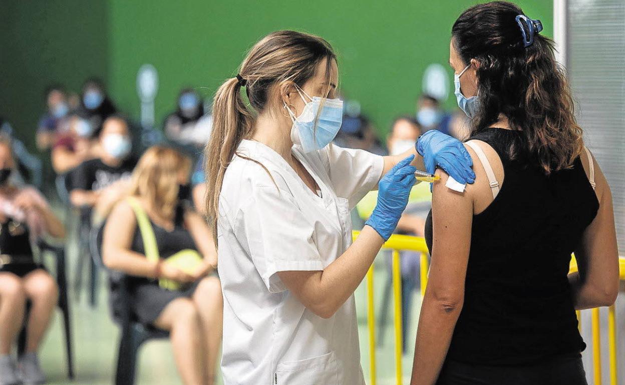 Una mujer recibe una dosis de la vacuna contra el coronavirus en Ciudad Rodrigo, Salamanca.