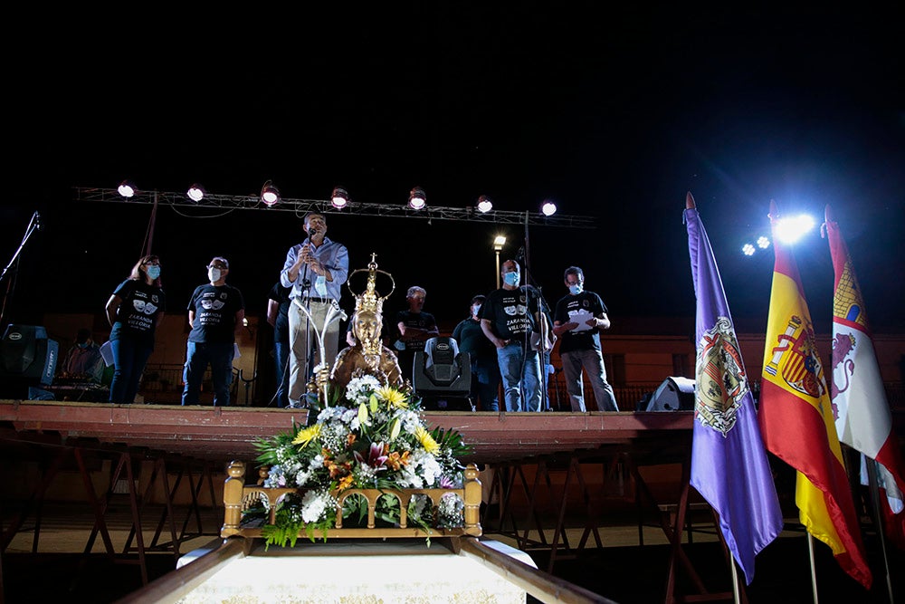 El pregón del grupo de teatro Zaranda y la posterior ofrenda fueron el acto central de una noche iluminada por la pirotecnia