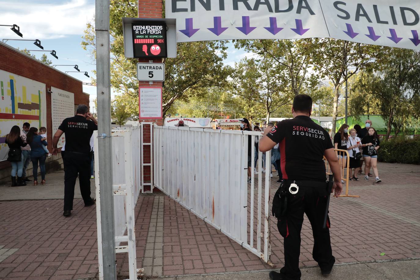 Fotos: Colas en el Real de la Feria con el aforo completo