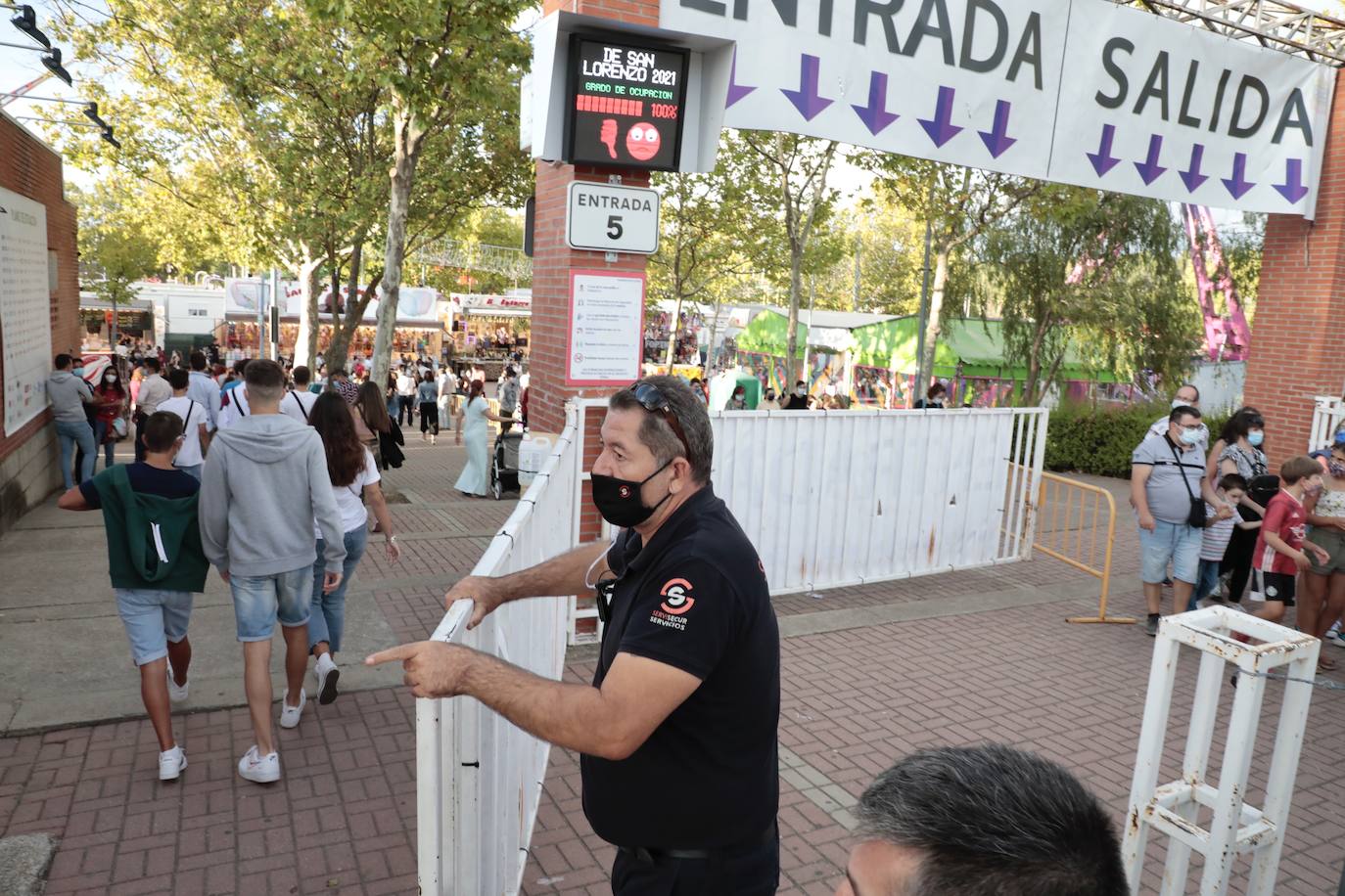 Fotos: Colas en el Real de la Feria con el aforo completo