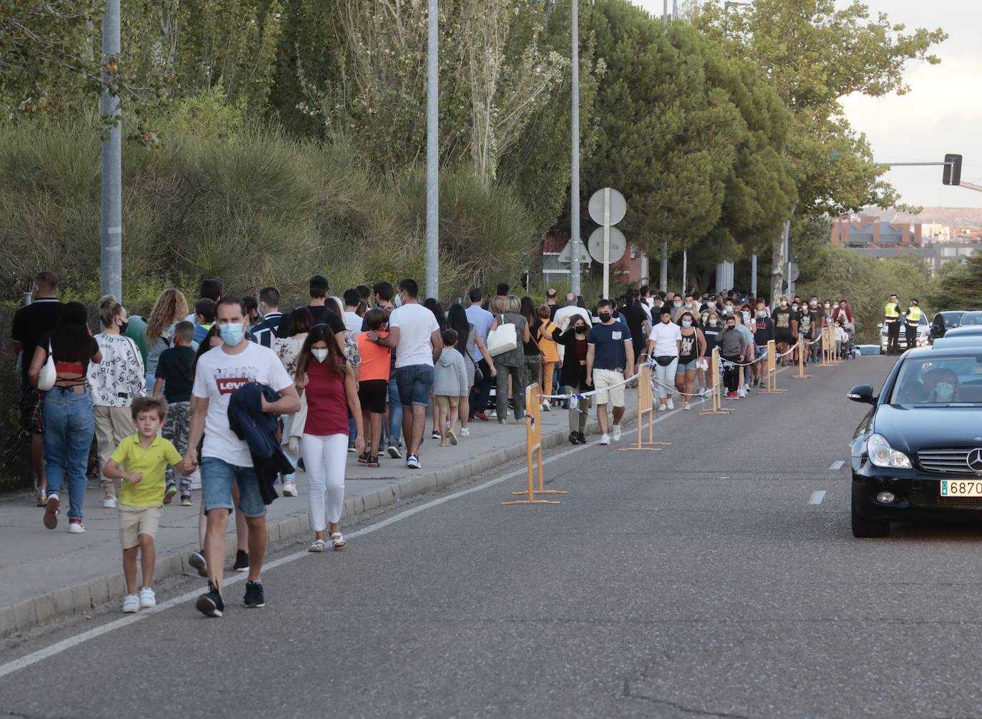 Fotos: Colas en el Real de la Feria con el aforo completo