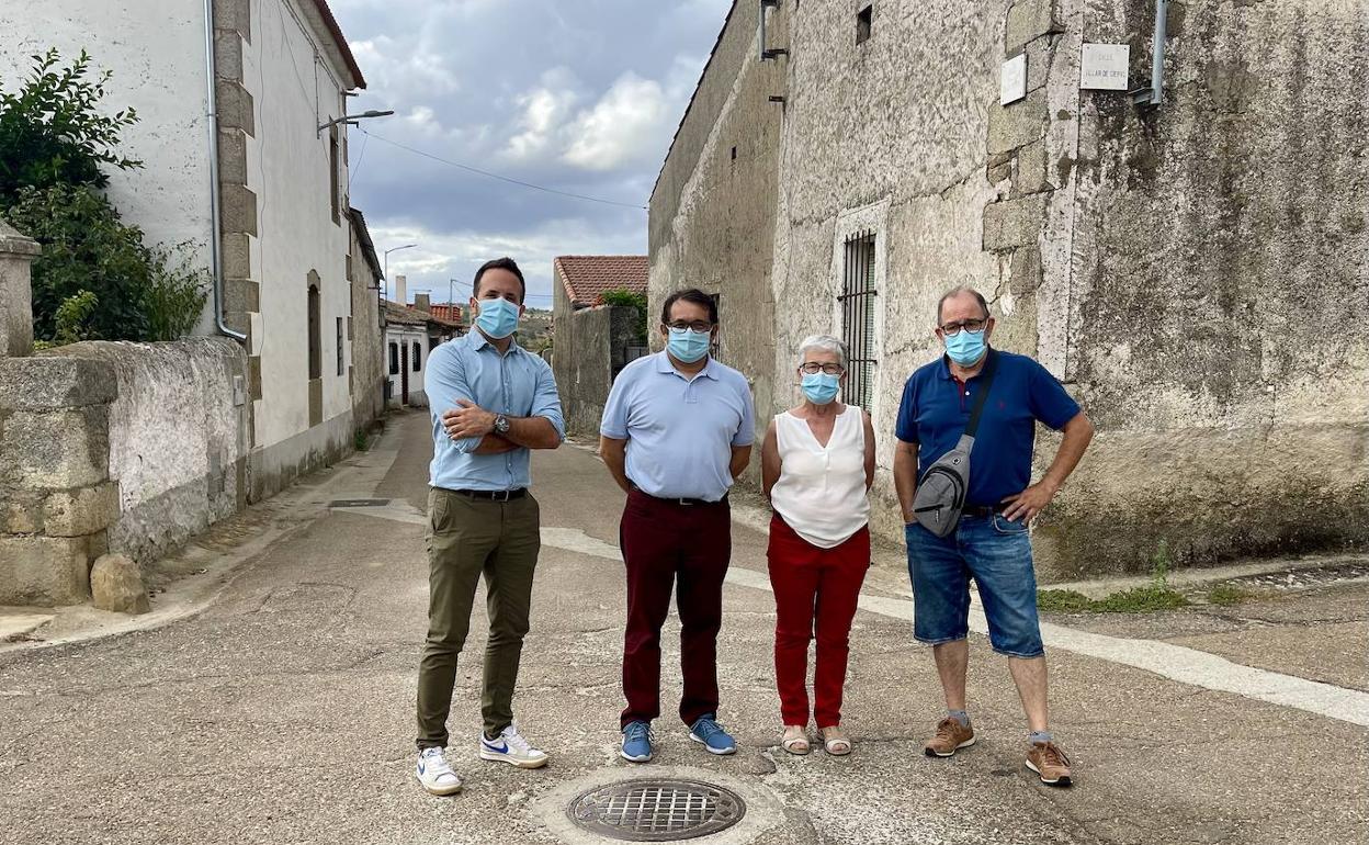 El diputado provincial del PSOE por Ciudad Rodrigo, Carlos Fernández Chanca, junto a la alcaldesa de Aldea del Obispo, Rosa Baz Marcos, y los concejales en este municipio, Fernando Marcos García y Juan Luis Cepa Álvarez.