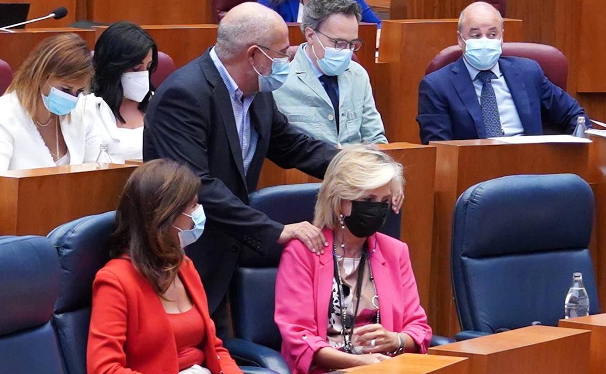 El vicepresidente de la Junta y consejero de Transparencia Francisco Igea, junto a la consejera de Sanidad, Verónica Casado, en el Pleno de las Cortes.