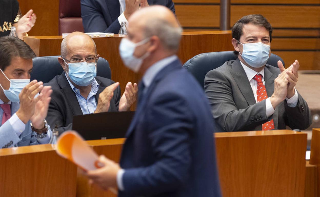 Fernández Mañueco y Francisco Igea aplauden al portavoz de Ciudadanos, David Castaño, en el último Pleno de las Cortes. 