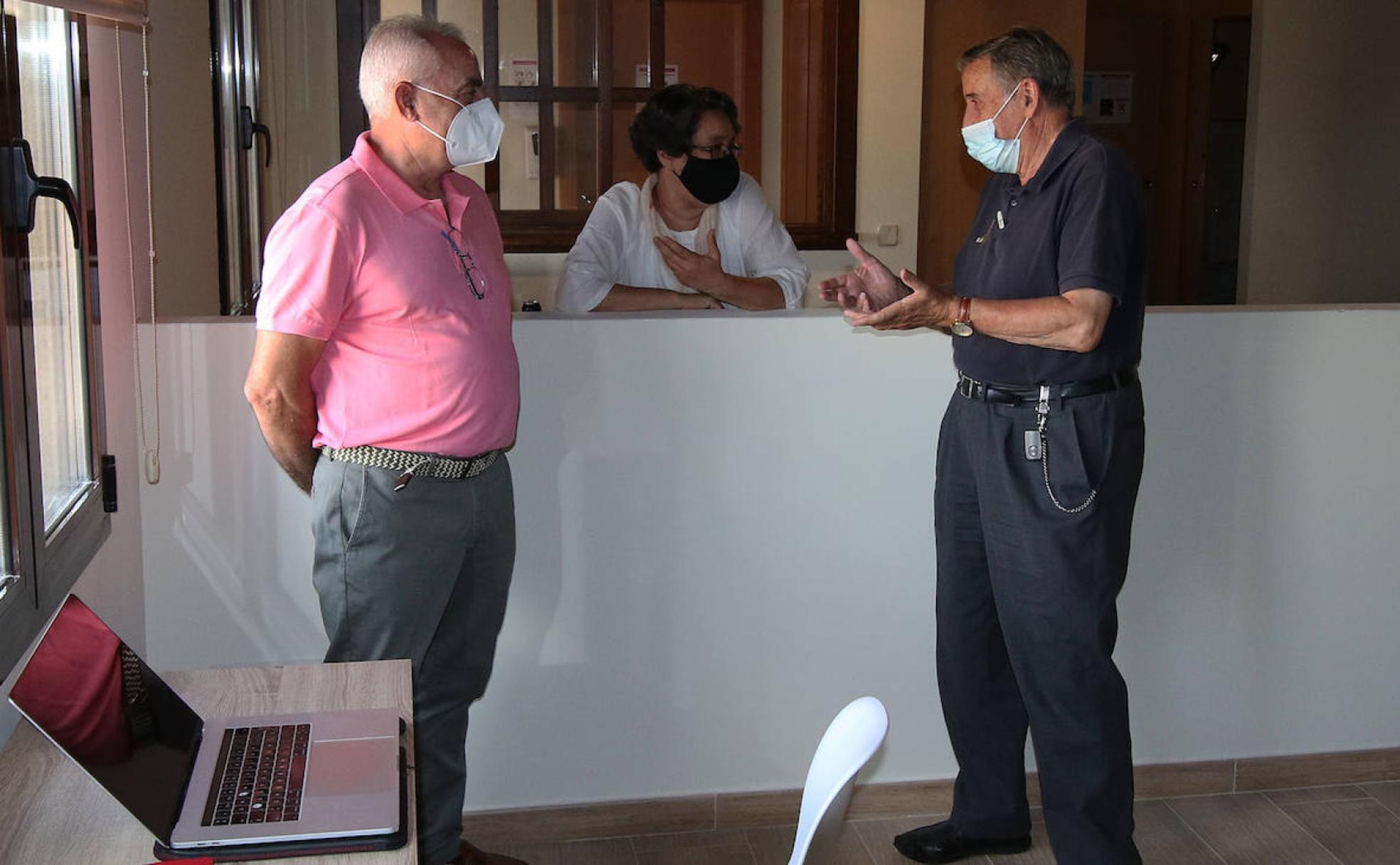 Nicolás Guijarro (i), Cristina Samper y José Millán conversan en la sala destinada al teletrabajo de Fresno de Cantespino.