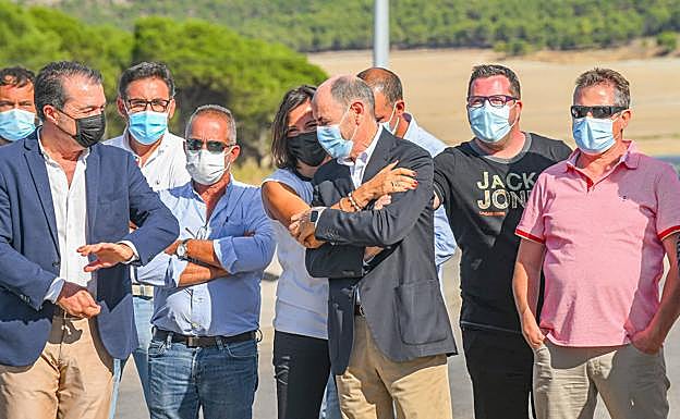 Posadas recibe la felicitación de su equipo. 