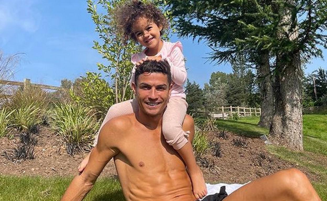 Cristiano Ronaldo juega con su hija. 
