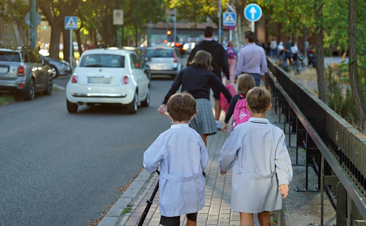 Niños acudiendo a su primer día de colegio a la altura del Puente Colgante de Valladolid. 