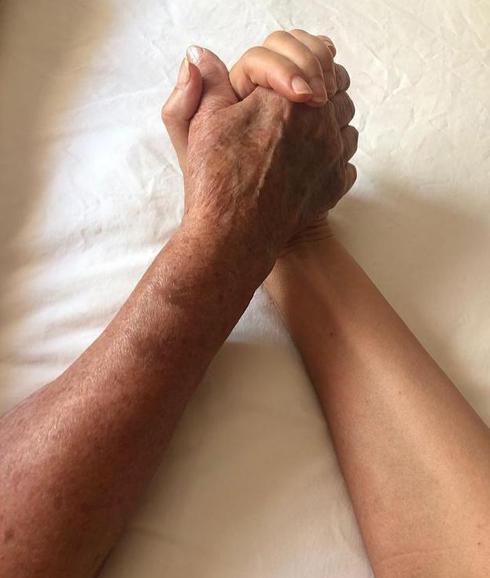 La mano de Lydia Bosch y la de su madre, unicas. 