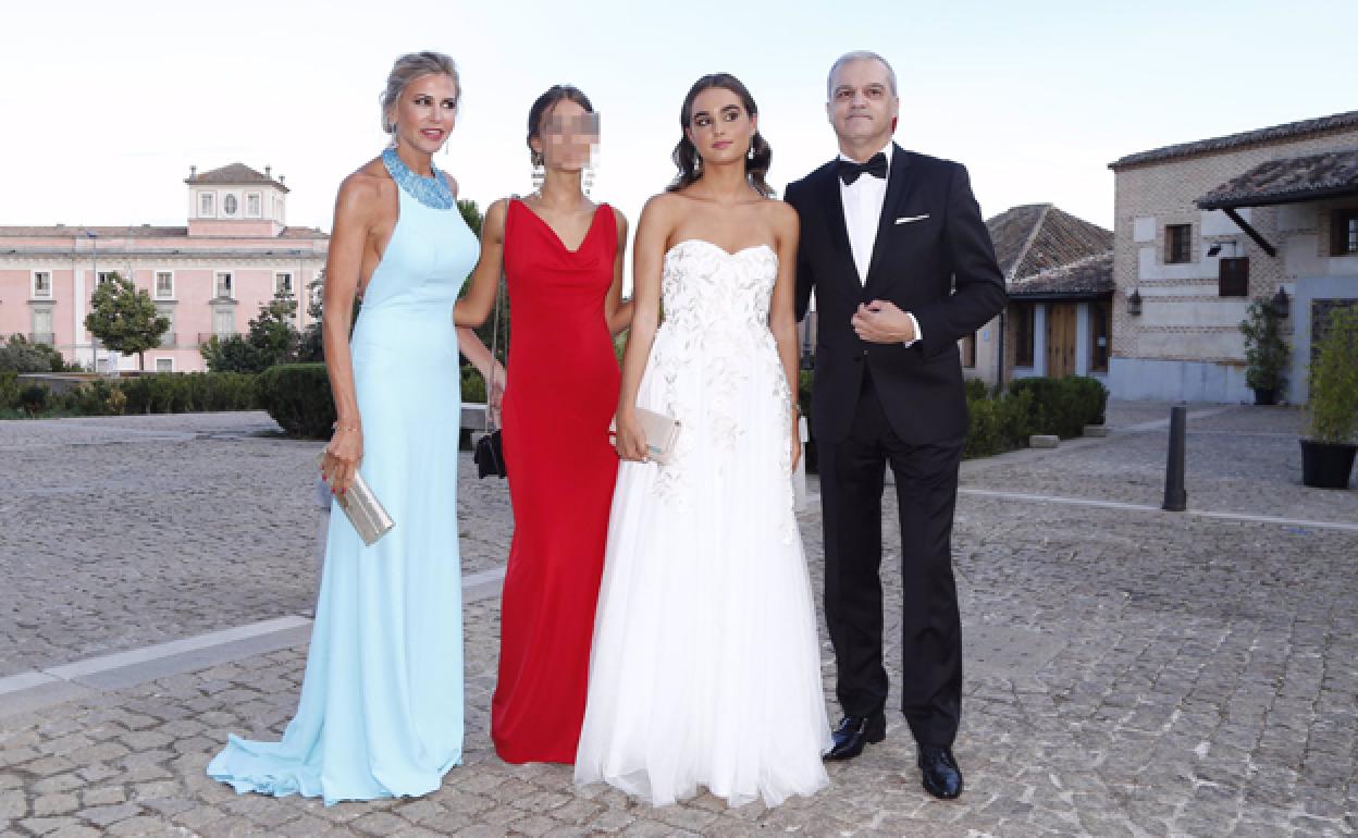 Patricia Cerezo y Ramón García, junto a sus dos hijas. 