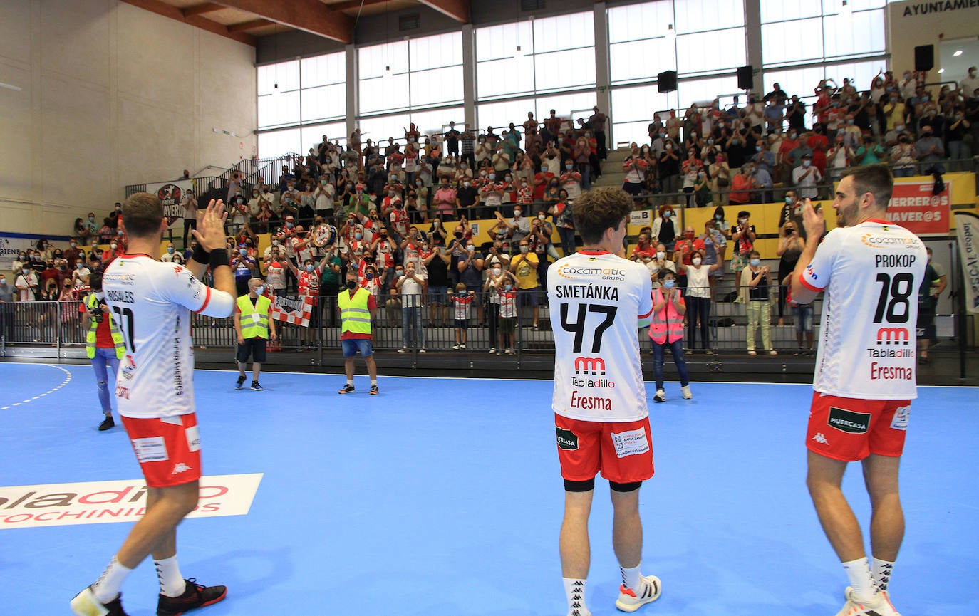 Los jugadores aplauden a la afición tras el encuentro.