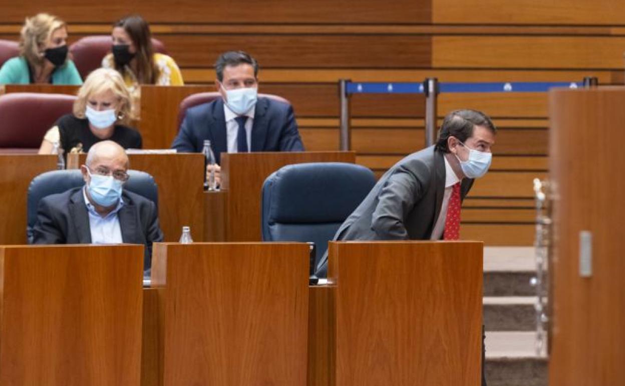 Fernández Mañueco deja en el hemiciclo a Francisco Igea, tras romper la unidad de voto este miércoles