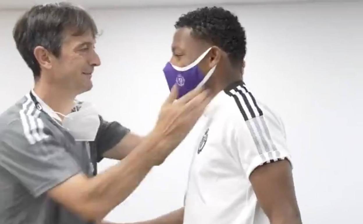 Pacheta, cariñoso con el ecuatoriano en su llegada al vestuario de Zorrilla 