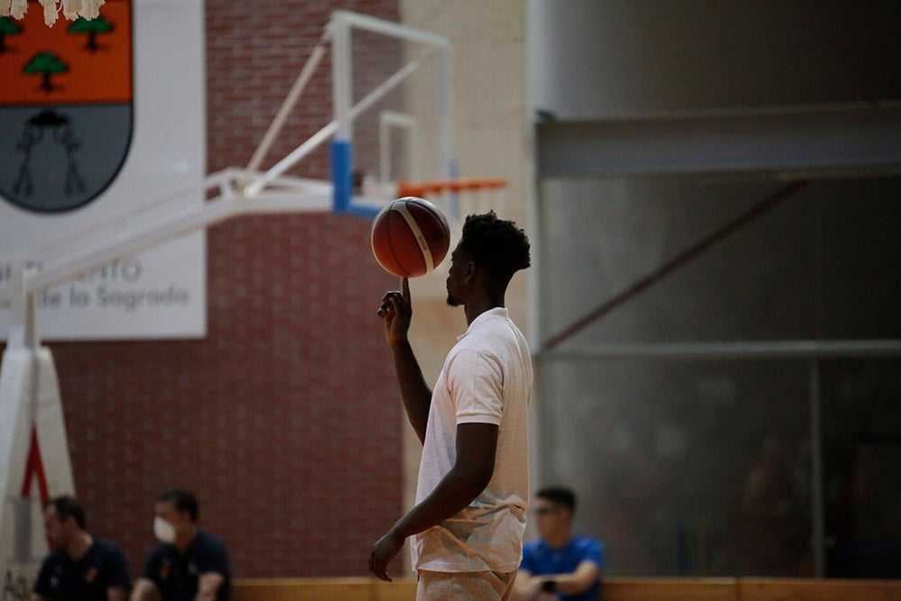 El Aquimisa CD Carbajosa pudo dedicar la victoria a su jugador Ángel Carcaño, evacuado al hospital durante el calentamiento tras la caída de una estructura del techo sobre la pista 