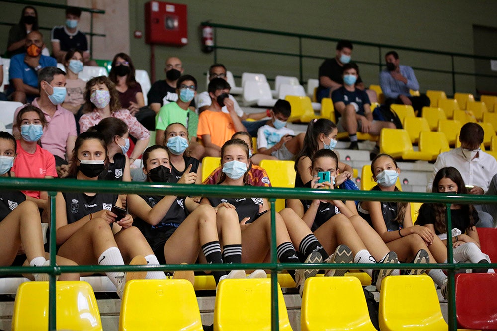 El Aquimisa CD Carbajosa pudo dedicar la victoria a su jugador Ángel Carcaño, evacuado al hospital durante el calentamiento tras la caída de una estructura del techo sobre la pista 