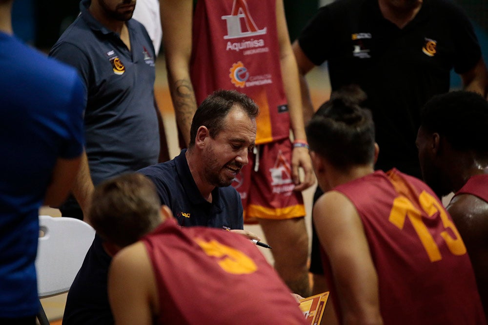 El Aquimisa CD Carbajosa pudo dedicar la victoria a su jugador Ángel Carcaño, evacuado al hospital durante el calentamiento tras la caída de una estructura del techo sobre la pista 