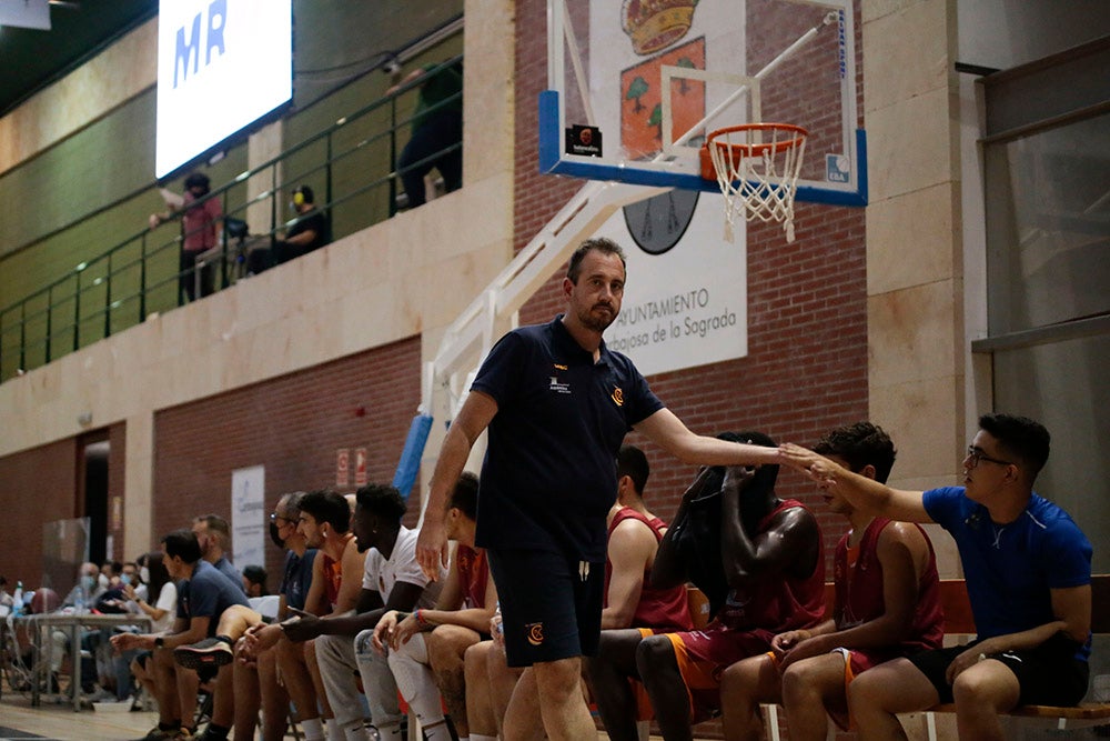 El Aquimisa CD Carbajosa pudo dedicar la victoria a su jugador Ángel Carcaño, evacuado al hospital durante el calentamiento tras la caída de una estructura del techo sobre la pista 