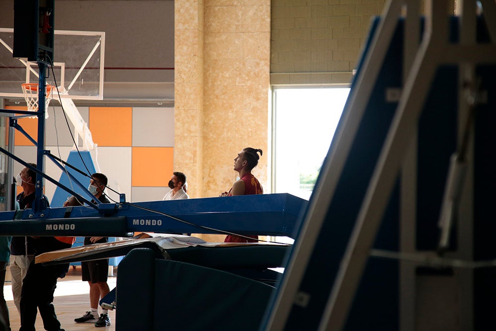 El Aquimisa CD Carbajosa pudo dedicar la victoria a su jugador Ángel Carcaño, evacuado al hospital durante el calentamiento tras la caída de una estructura del techo sobre la pista 