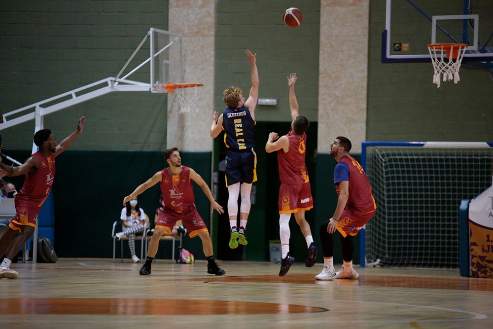 El Aquimisa CD Carbajosa pudo dedicar la victoria a su jugador Ángel Carcaño, evacuado al hospital durante el calentamiento tras la caída de una estructura del techo sobre la pista 