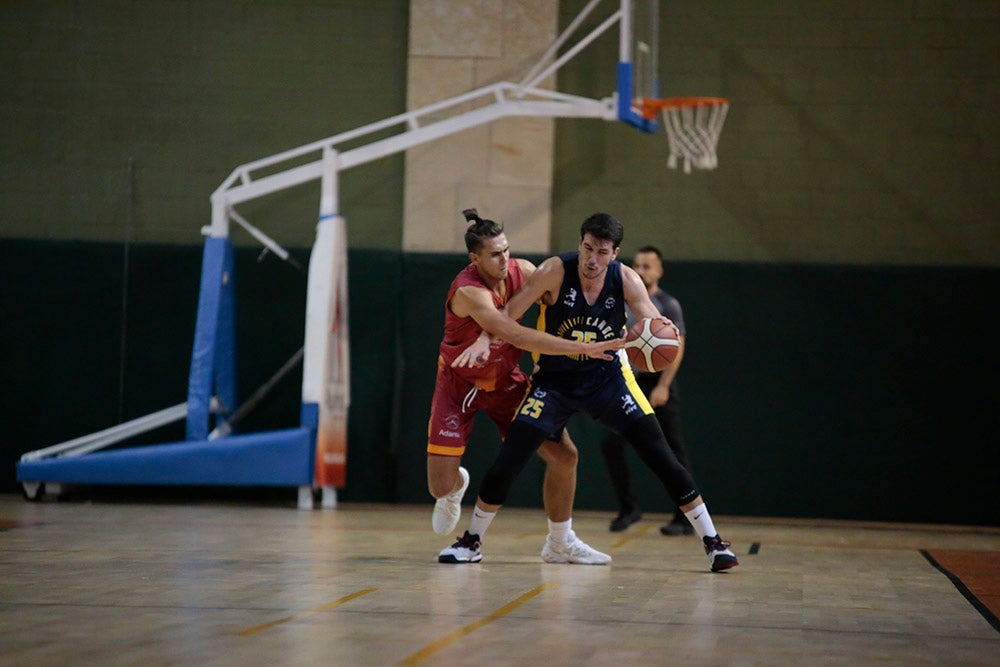 El Aquimisa CD Carbajosa pudo dedicar la victoria a su jugador Ángel Carcaño, evacuado al hospital durante el calentamiento tras la caída de una estructura del techo sobre la pista 