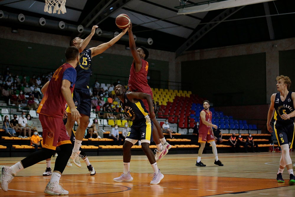 El Aquimisa CD Carbajosa pudo dedicar la victoria a su jugador Ángel Carcaño, evacuado al hospital durante el calentamiento tras la caída de una estructura del techo sobre la pista 