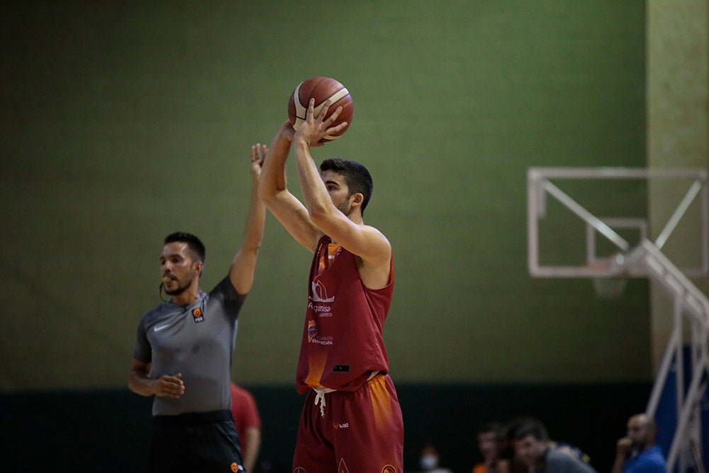 El Aquimisa CD Carbajosa pudo dedicar la victoria a su jugador Ángel Carcaño, evacuado al hospital durante el calentamiento tras la caída de una estructura del techo sobre la pista 