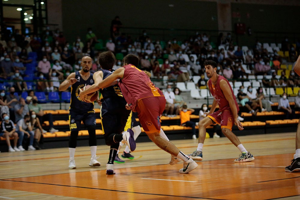 El Aquimisa CD Carbajosa pudo dedicar la victoria a su jugador Ángel Carcaño, evacuado al hospital durante el calentamiento tras la caída de una estructura del techo sobre la pista 