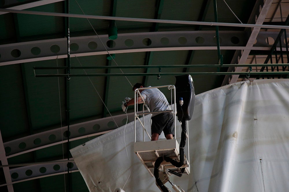 El Aquimisa CD Carbajosa pudo dedicar la victoria a su jugador Ángel Carcaño, evacuado al hospital durante el calentamiento tras la caída de una estructura del techo sobre la pista 