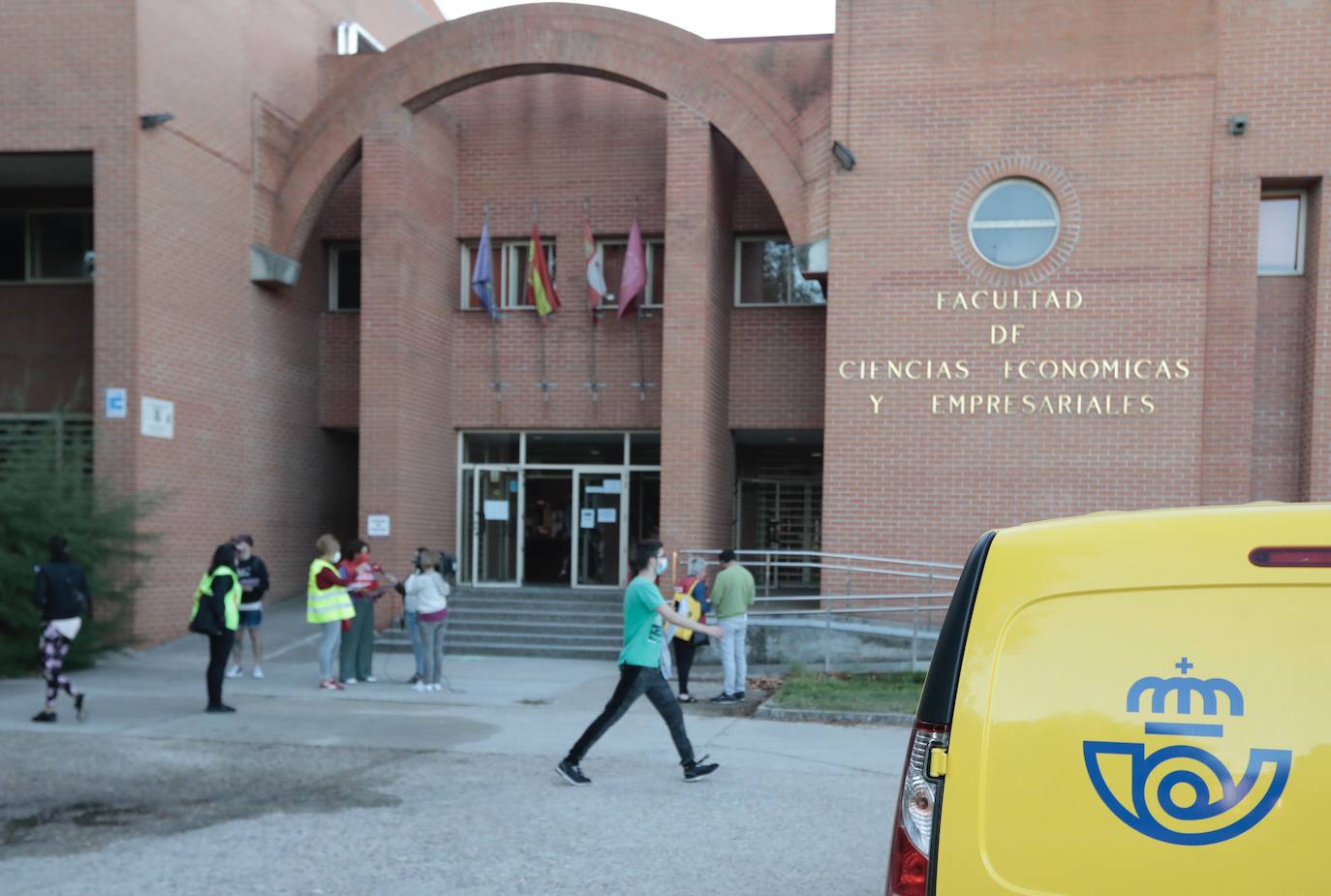 El examen de las oposiciones de Correos se ha celebrado en la Facultad de Económicas de Valladolid. 
