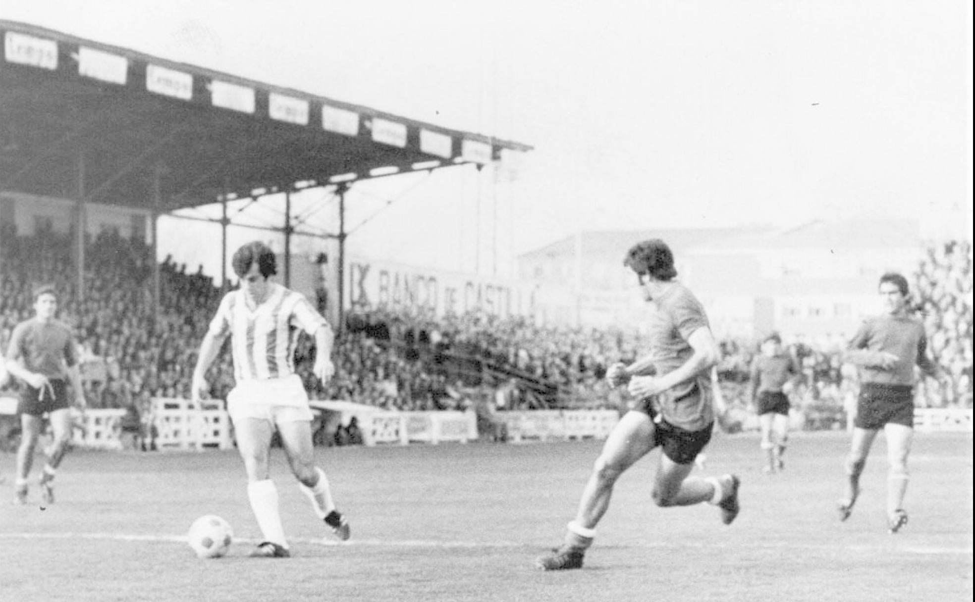 Chús Landáburu, rodeado de contrarios en el centro del campo del viejo estadio «Zorrilla». Desde ese punto le marcó al Tenerife uno de los goles más recordados de su carrera