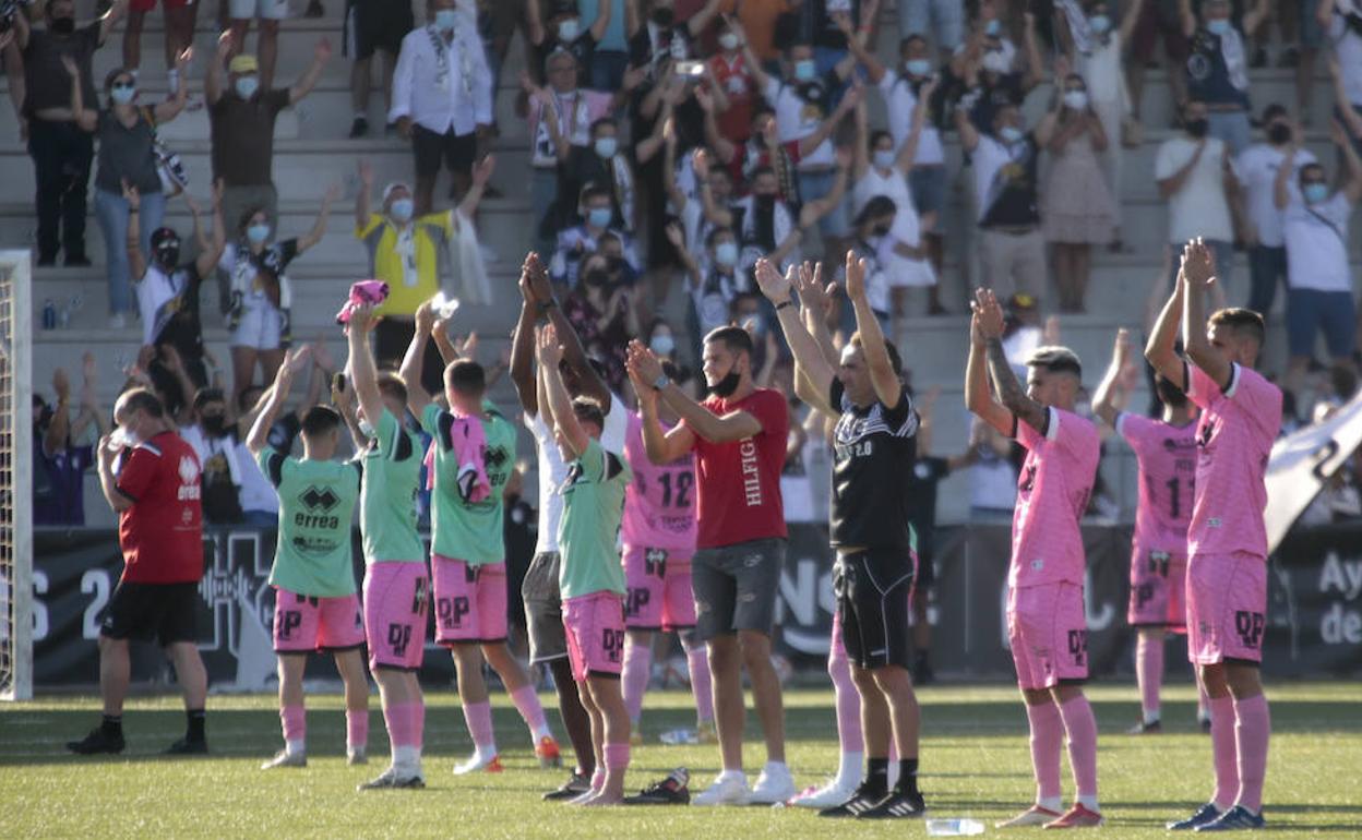 Los jugadores de Unionistas y Dani Mori celebran con su afición el punto ante la Cultural Leonesa del domingo 