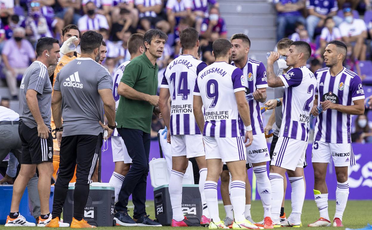 Pacheta habla con sus jugadores durante una pausa de hidratación 