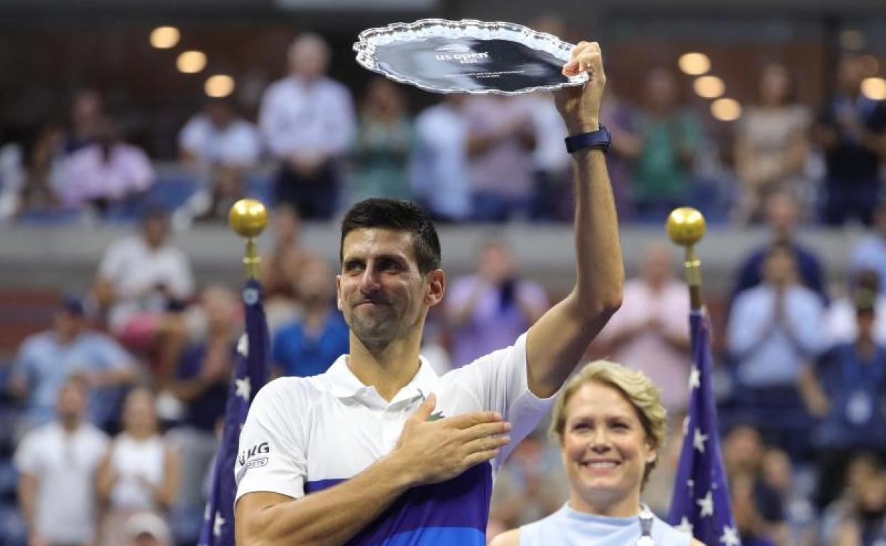 Novak Djokovic recibe el trofeo de subcampeón