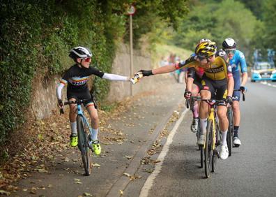 Imagen secundaria 1 - ¿Quién es el ciclista infantil del Tour de Britania que lideró la escapada del equipo de Roglic?