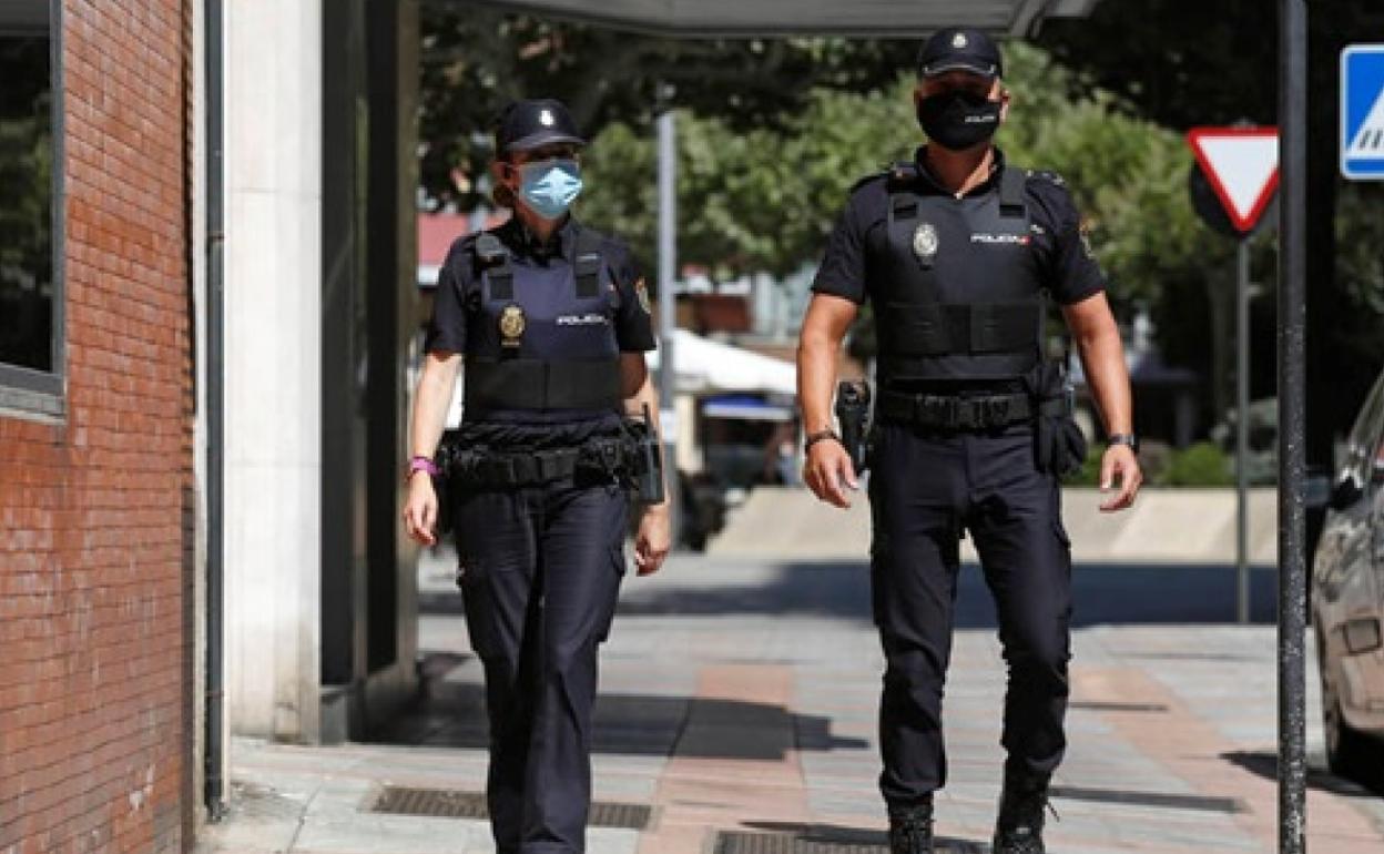 Dos agentes de Policía Nacional patrullan por la calle.