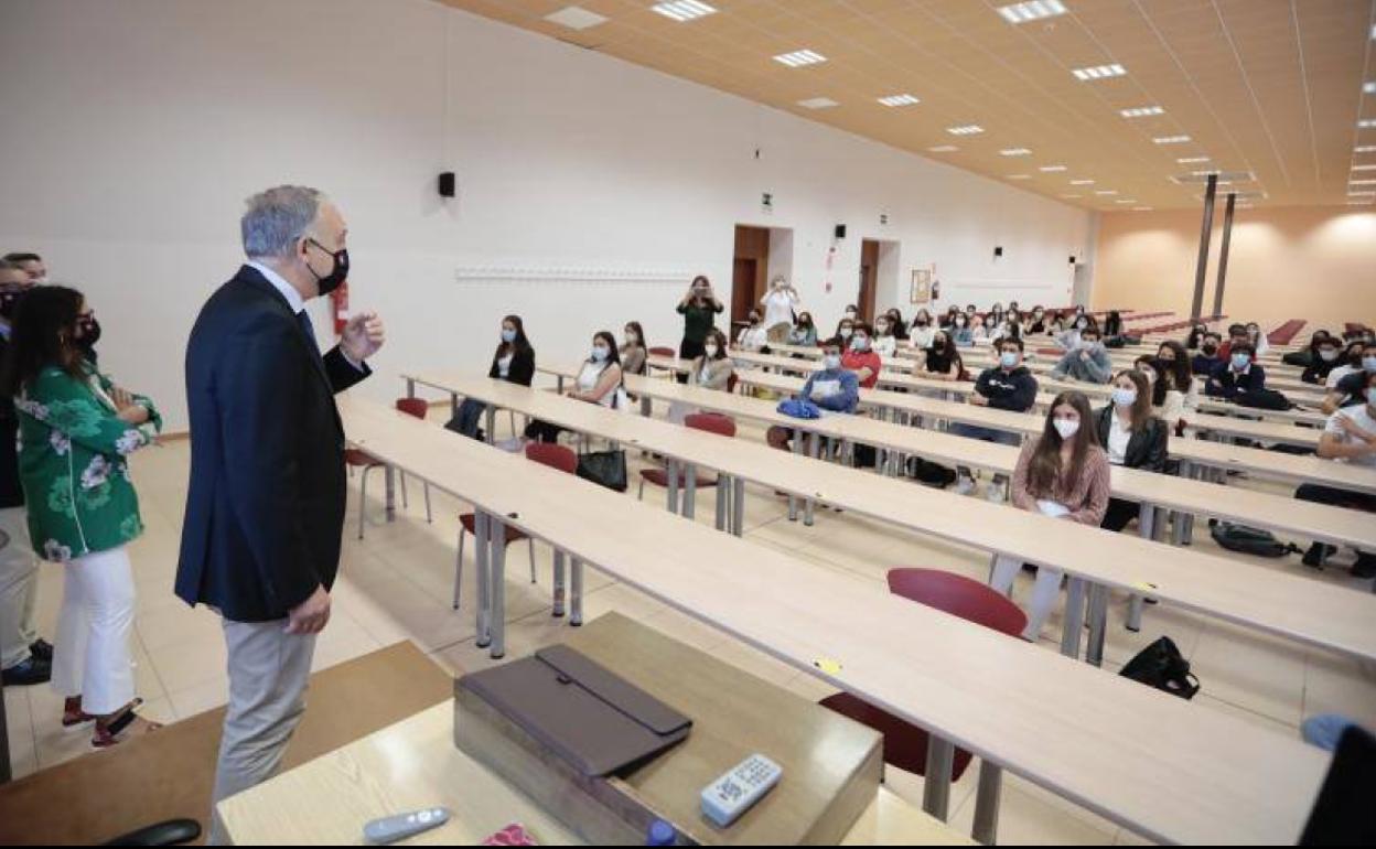 El rector, Antonio Largo, saluda a los alumnos de primero de Derecho este lunes por la mañana. 