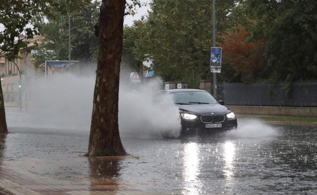 Un coche circula por una calle completamente anegada en Salamanca