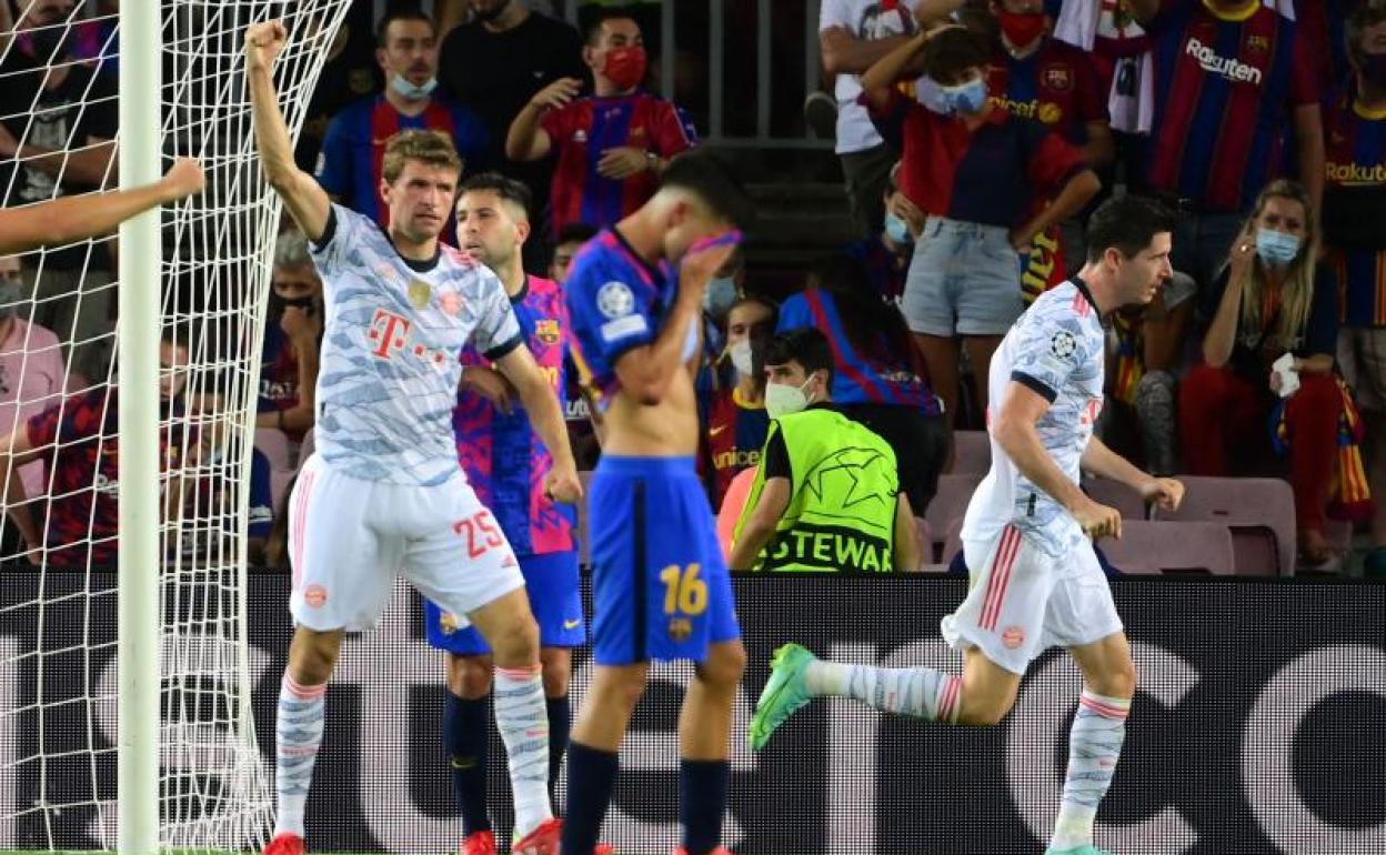 Robert Lewandowski (d) celebra el pimero de sus dos goles al Barça.