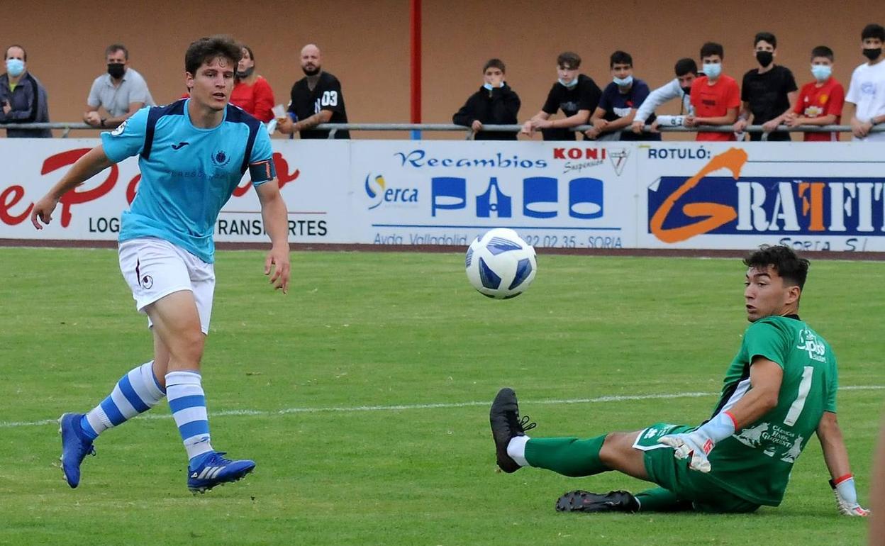 Dani Lázaro bate al portero del Sporting Uxama.