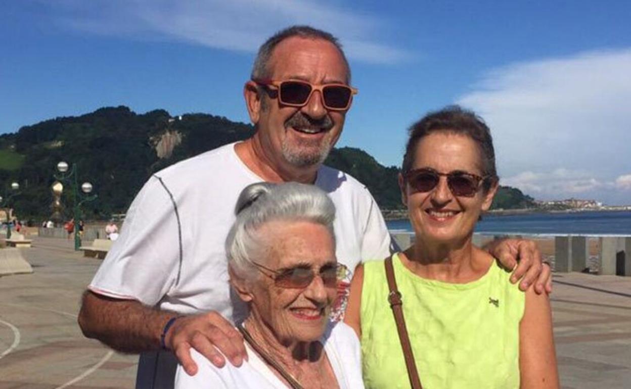 Karlos Arguiñano junto a su madre y a su hermana Loinaz. 