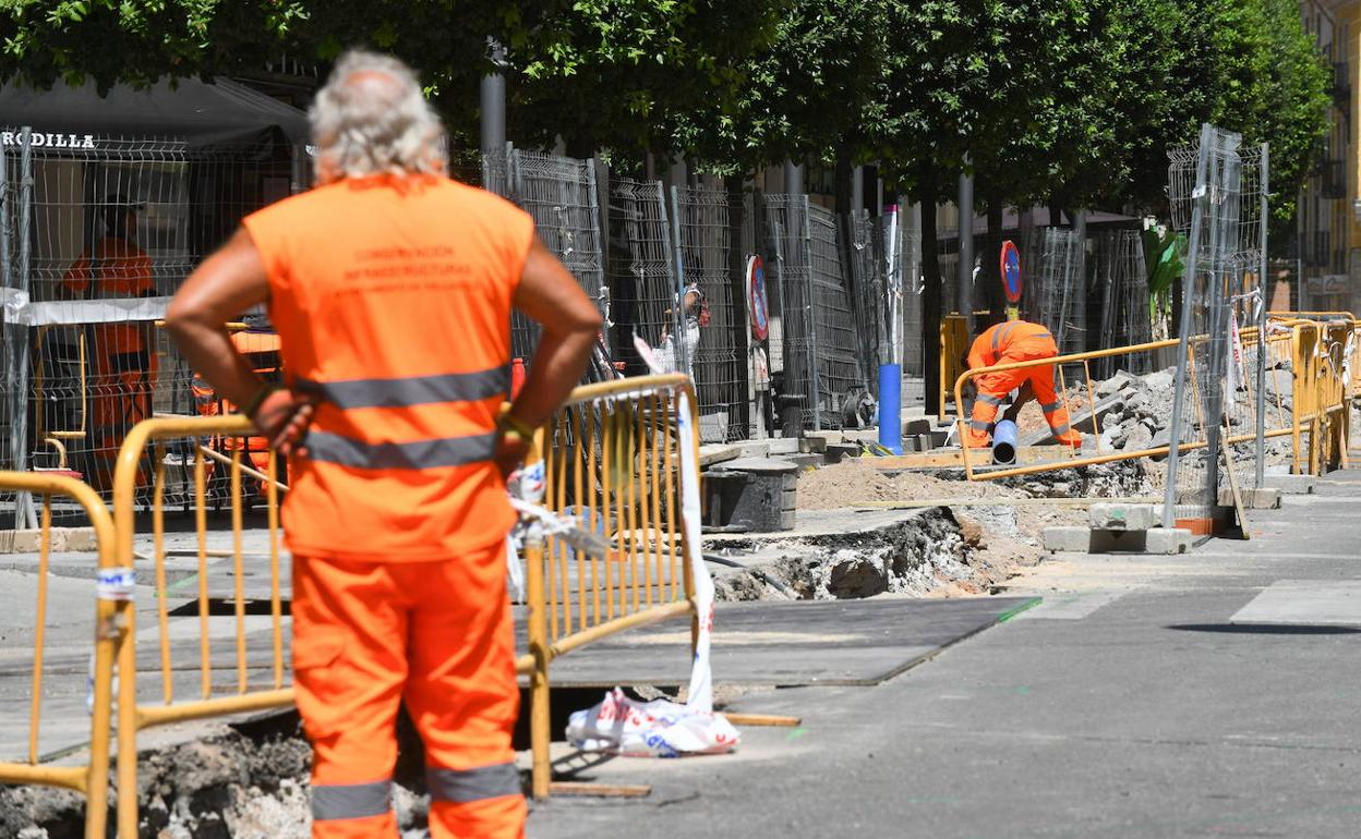 Un trabajador observa una obra en Valladolid.