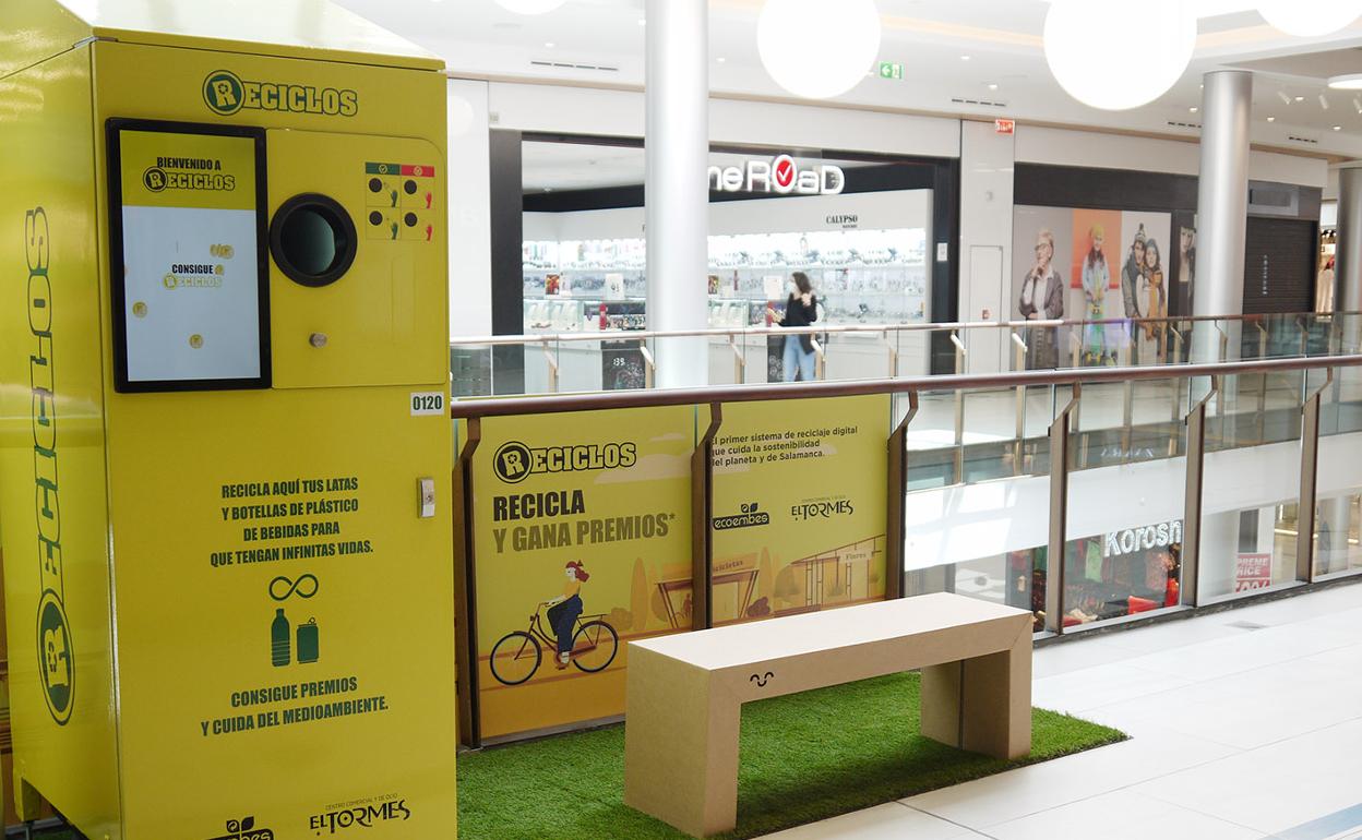 Máquina 'Reciclos' en el Centro Comercial El Tormes. 