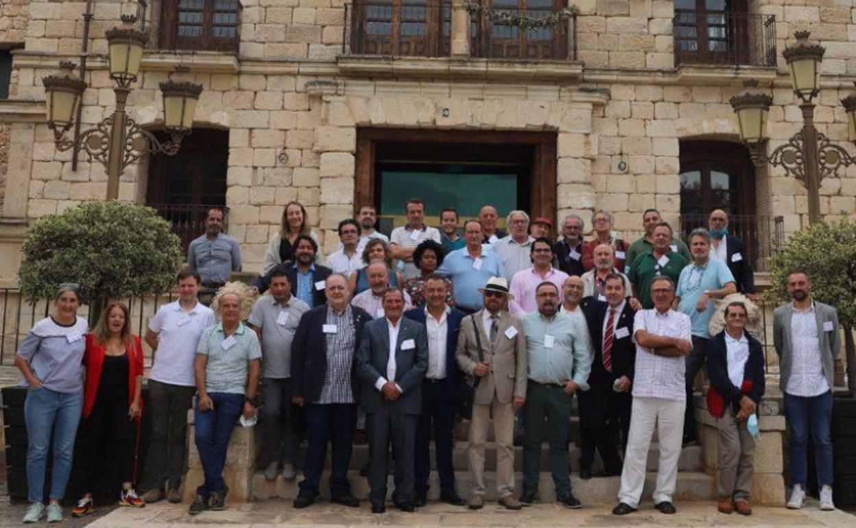 Los representantes de la UAES posan con Pablo Martín en Elche. UAES